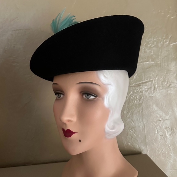 DRAMATIC 1940s\' BLACK FELT \